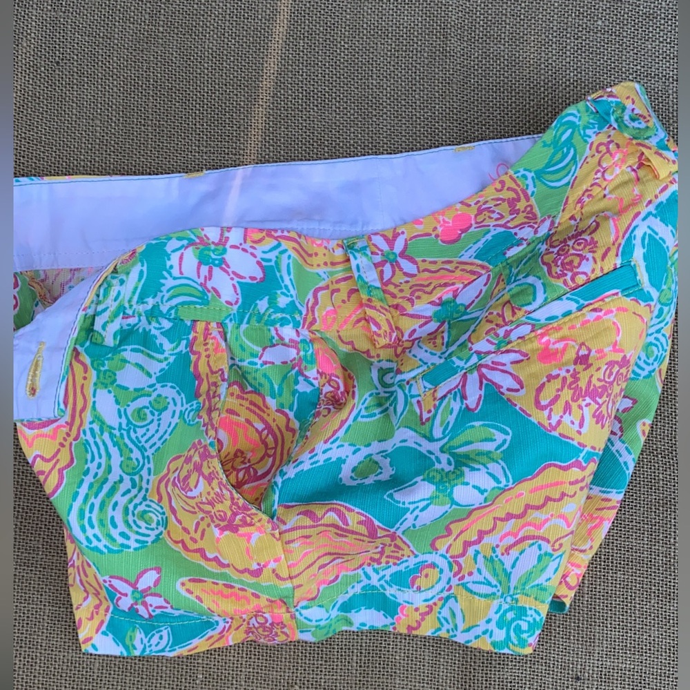Lilly Pulitzer SugarTown WorldWide  Athletic Shorts size 4 - Picture 4 of 17